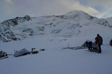 Kaunertal. odchod z bufetu do chaticky. este posledny vecerny pohlad na severnu stenu Weisseespitze o ktorej sa nam snivalo aj v noci ze preco tam este nie je dost snehu. Nuz ale bol november to sa dalo cakat.